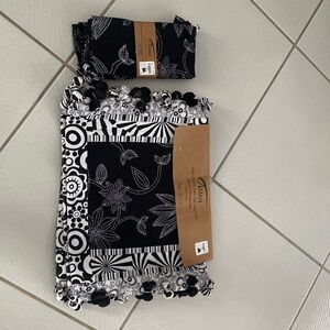 NWT AMAN Imports Luxury table linens 4 placemats & 4 napkins. Black white